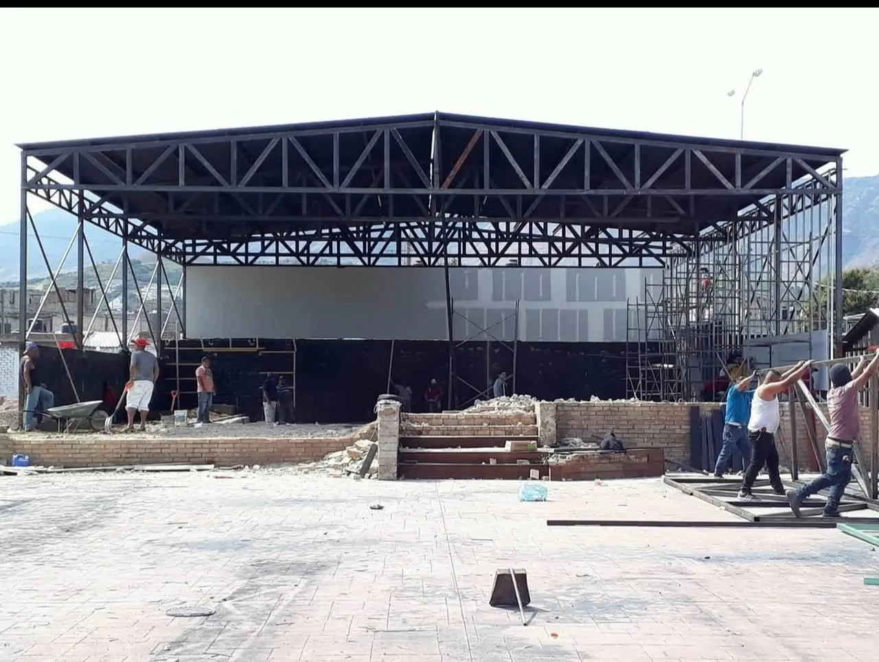 Nave con armaduras de acero en montaje